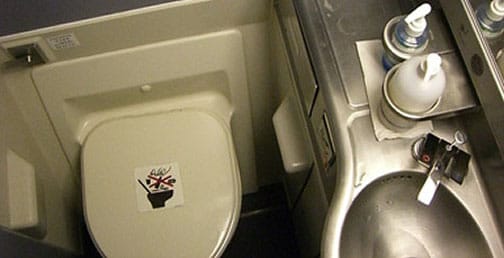 Lo que no debes hacer en el baño de un avión