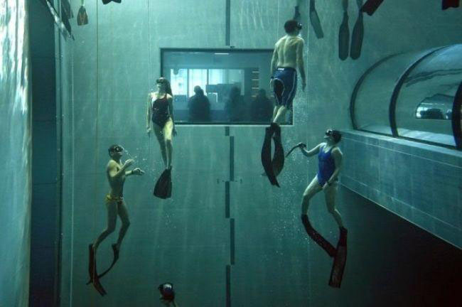 La piscina más profunda del mundo tiene 14 plantas y está en un pueblecito italiano