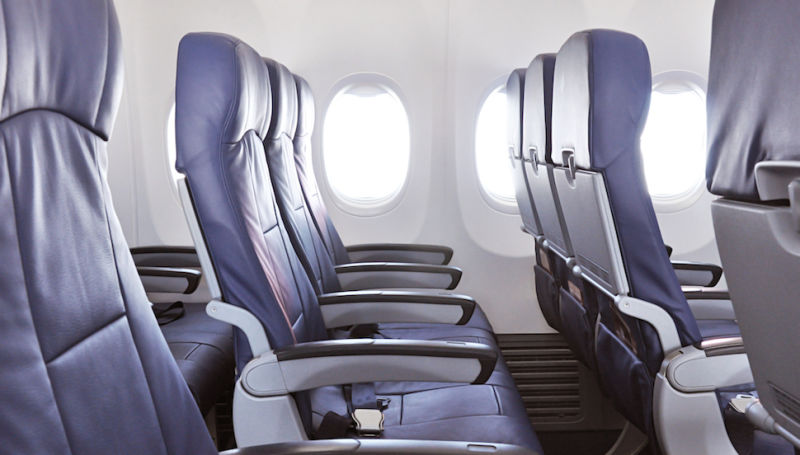 Esto es lo que debes hacer si el de atrás no quiere que reclines tu asiento en pleno vuelo