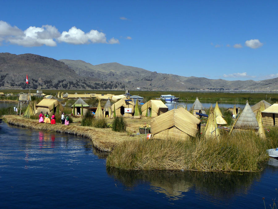 En las islas flotantes de los uros