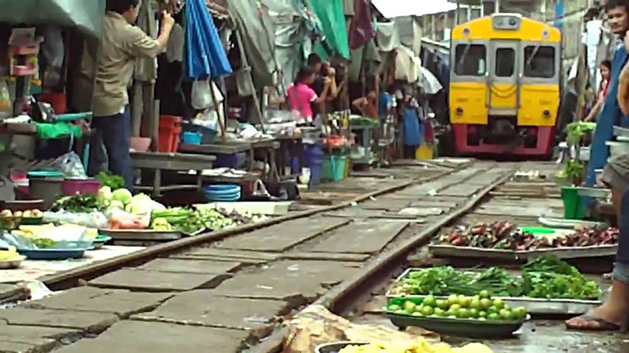El mercado atravesado por las vías del tren de Mae Klong