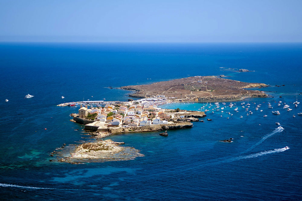 La pequeña isla de Tabarca cerca de Alicante